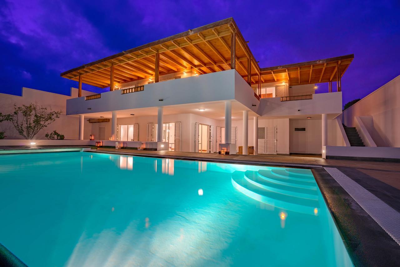 Villa Dedalos - A Luxury Large Villa With A Heated Pool In Puerto Calero Buitenkant foto